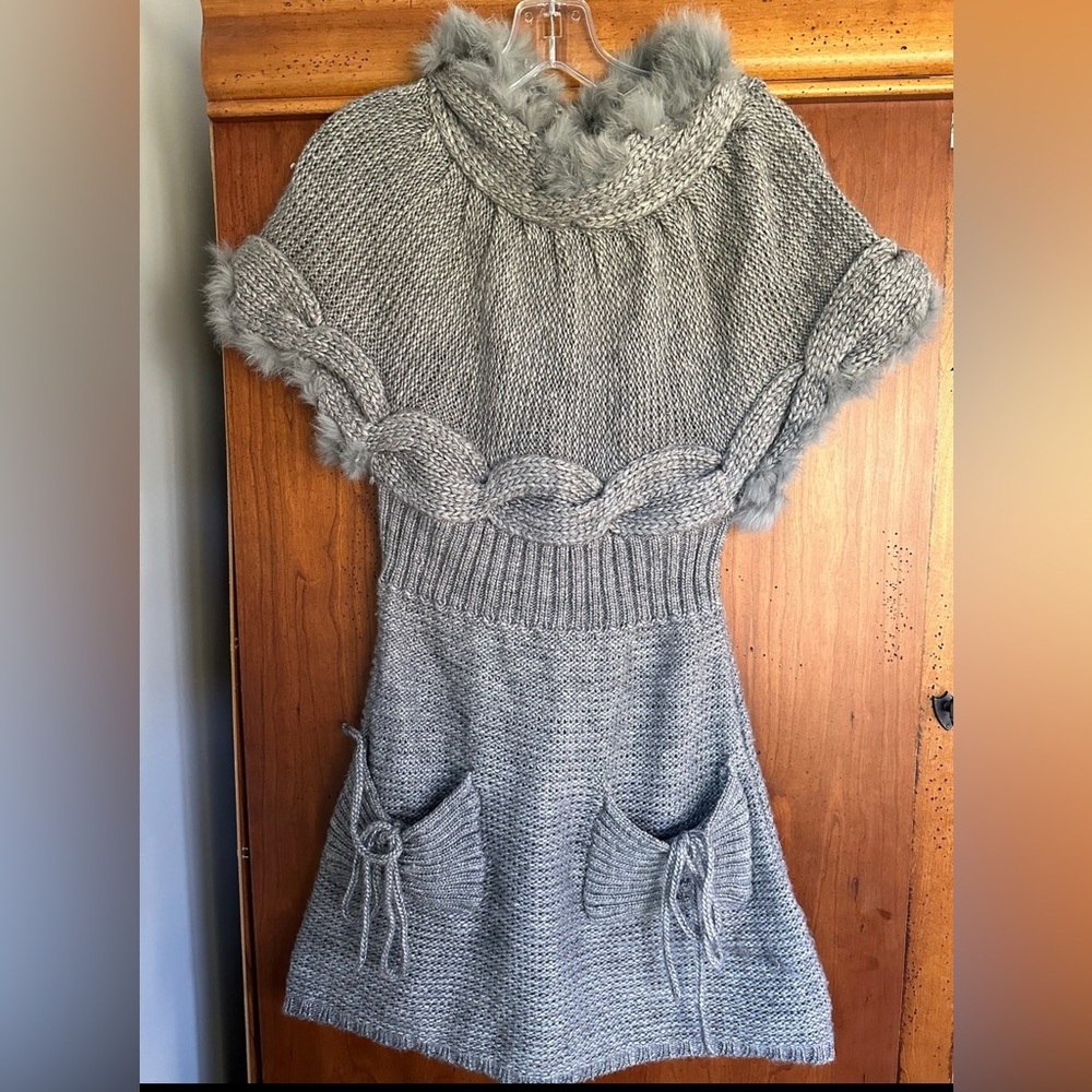 🩶 UNIQUE Gray Knit Mini Dress with Faux Fur Accents. This is adorable! Like 🆕!